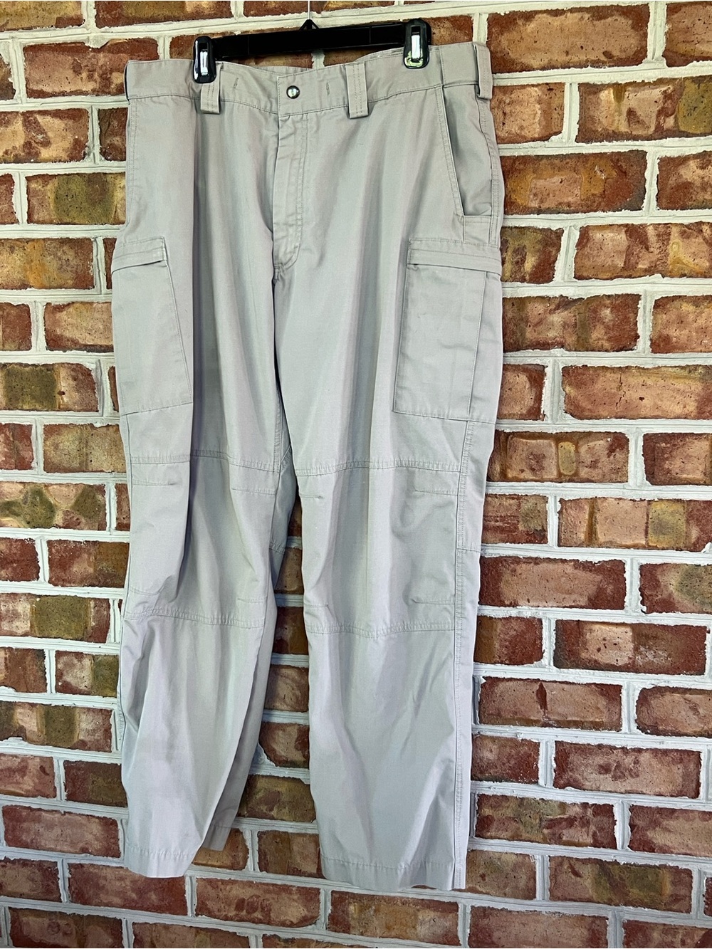 Blauer Men's Light Grayish tan Cargo work Pants with Utility Pockets. Size 38